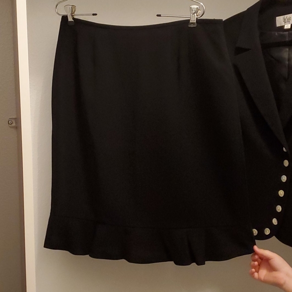 Le Suit Petite sz. 14P Ruffle Skirt Suit Set - Picture 2 of 7